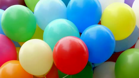 globos de helio de colores festivos