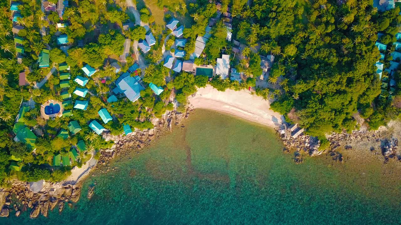 Filmato drone 4K della spiaggia di Mae Nam a Koh Samui in Thailandia, inclusi resort fronte mare con bellissime nuvole nel cielo e acqua cristallina color verde acqua