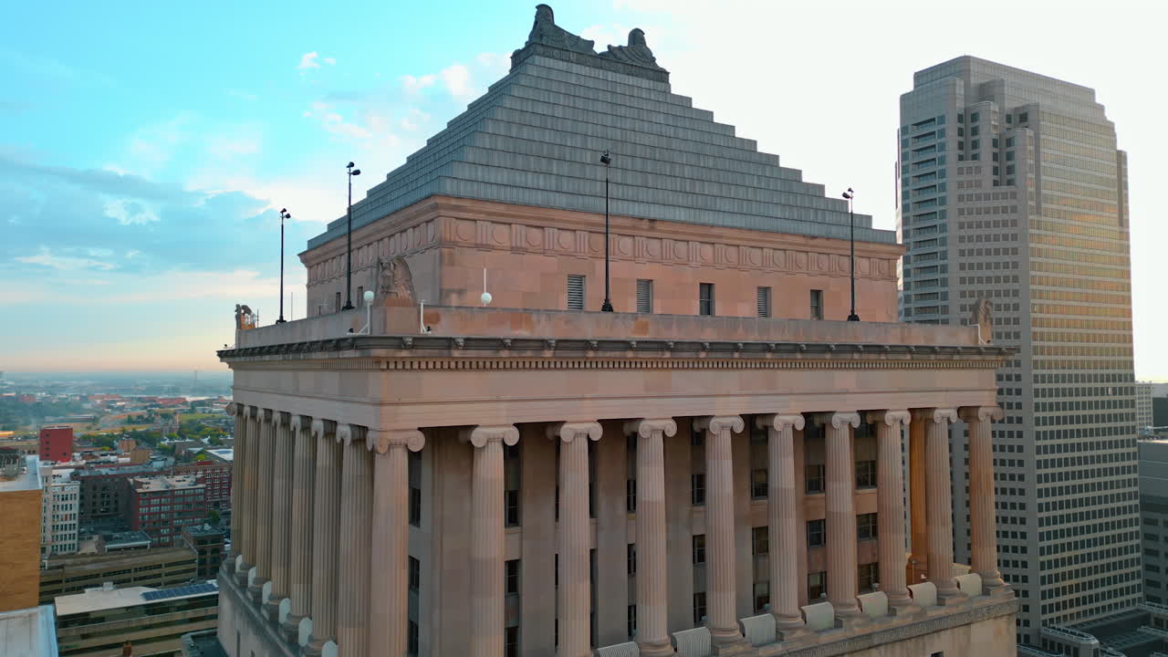 Rising to the pyramid shaped roof of the building with multiple columns. Drone footage at the Civil Courts Building in Saint-Louis, Missouri, USA