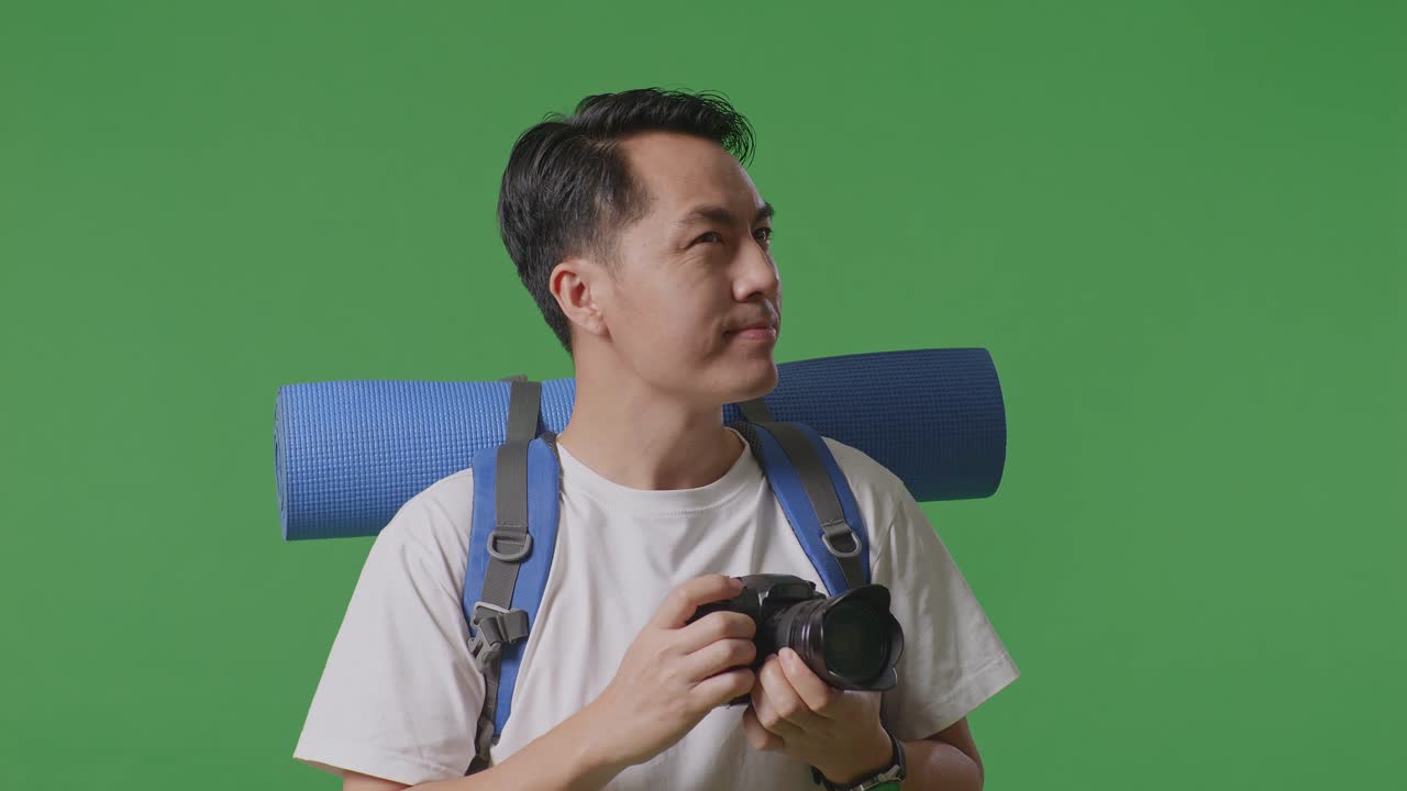 녹색 화면에 배과 카메라를 가진 남자