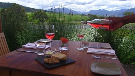 Mesa-De-Almuerzo-En-Finca-Vinícola