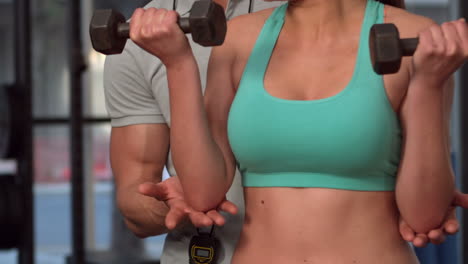 una mujer musculosa levantando pesas
