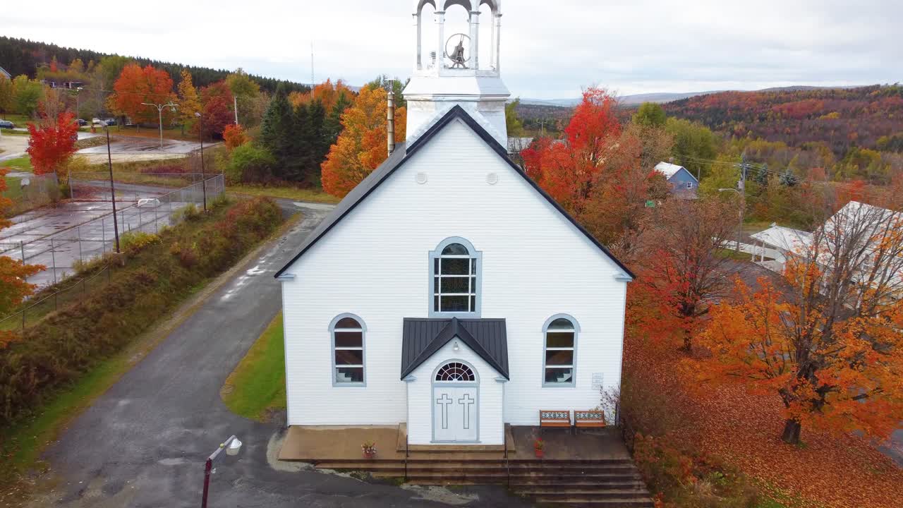 작은 마을의 가을 교회
