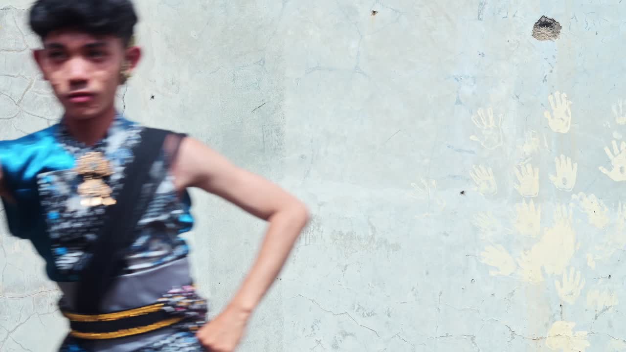 Giovane ballerina in costume tradizionale