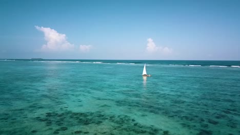 Erstaunliche-Luftdrohnenflugpanoramakurvenflugdrohnenaufnahme-Eines-Segelboots-Mit-Weißen-Segeln