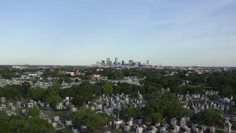 Volando-Sobre-Un-Gran-Cementerio-De-Nueva-Orleans-Con-La-Ciudad-Como-Telón-De-Fondo