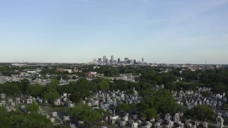 volando sobre un gran cementerio de nueva orleans con la ciudad como telón de fondo