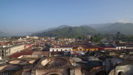 Schöne-Luftaufnahme-über-Der-Kolonialen-Mittelamerikanischen-Stadt-Antigua-Guatemala-9