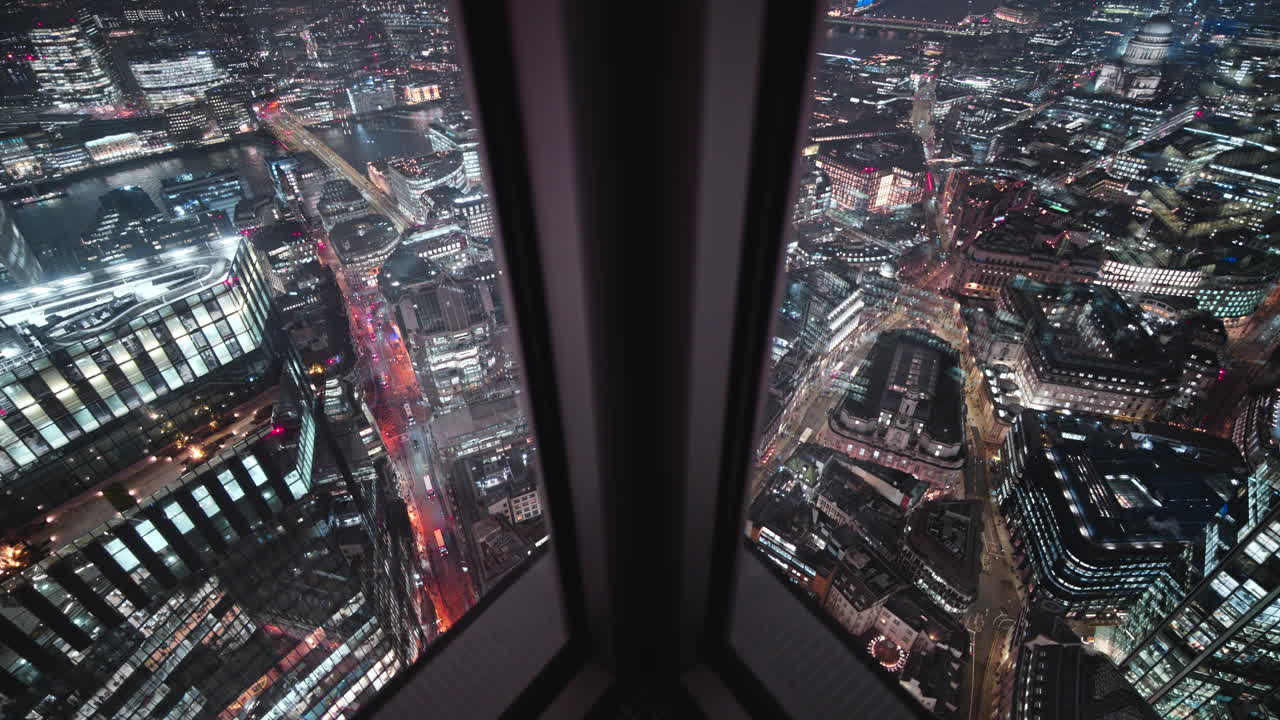 Horizonte nocturno de Londres desde un mirador, con luces vibrantes de la ciudad y su atmósfera