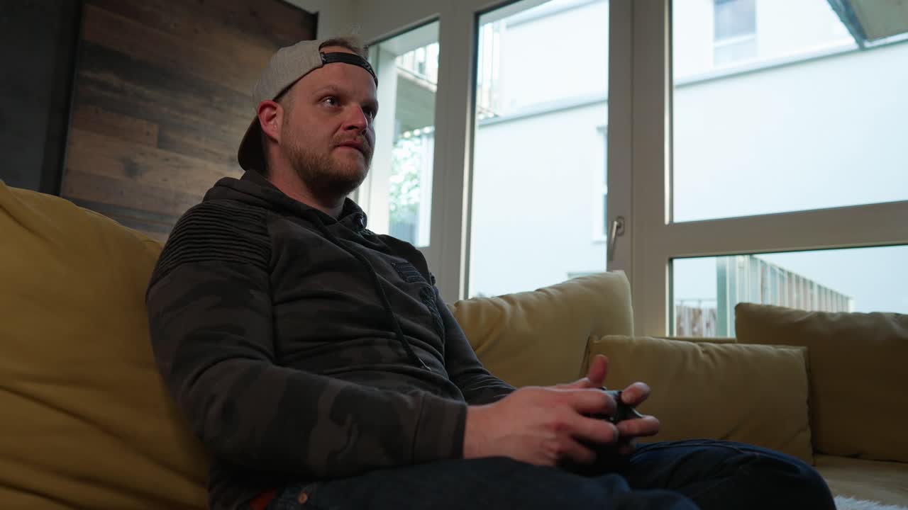 juegos - hombre milenario enfocado cuando juega videojuegos, plano medio en cámara lenta