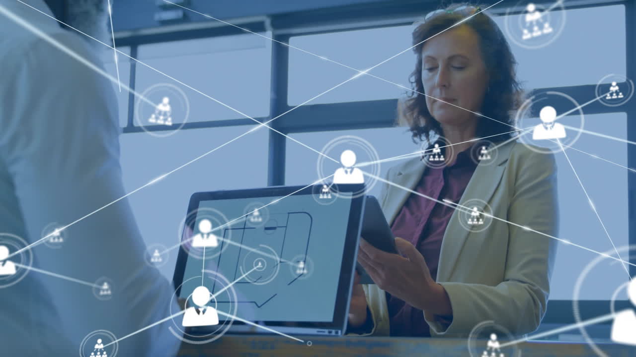 animación de la red de conexiones con las personas iconos sobre diversas personas de negocios en la oficina