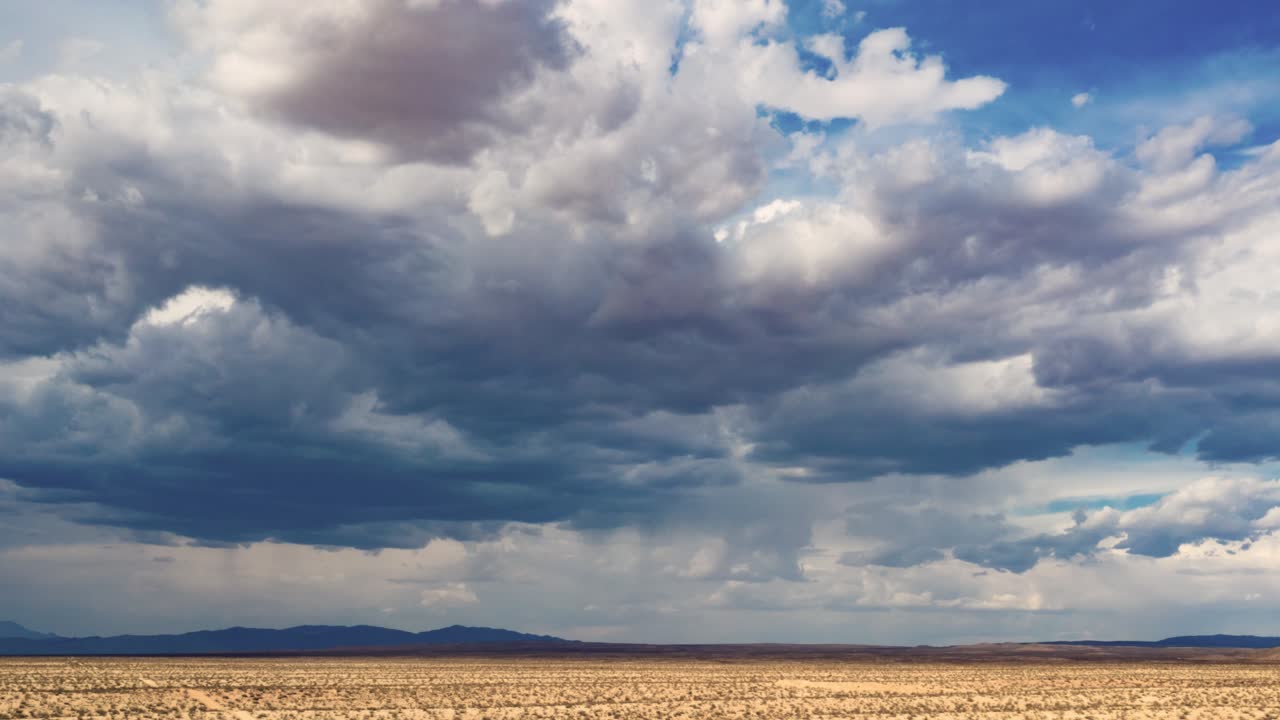 hiperlapso de nubes de tormenta oscuras que se reúnen sobre el paisaje del desierto de mojave