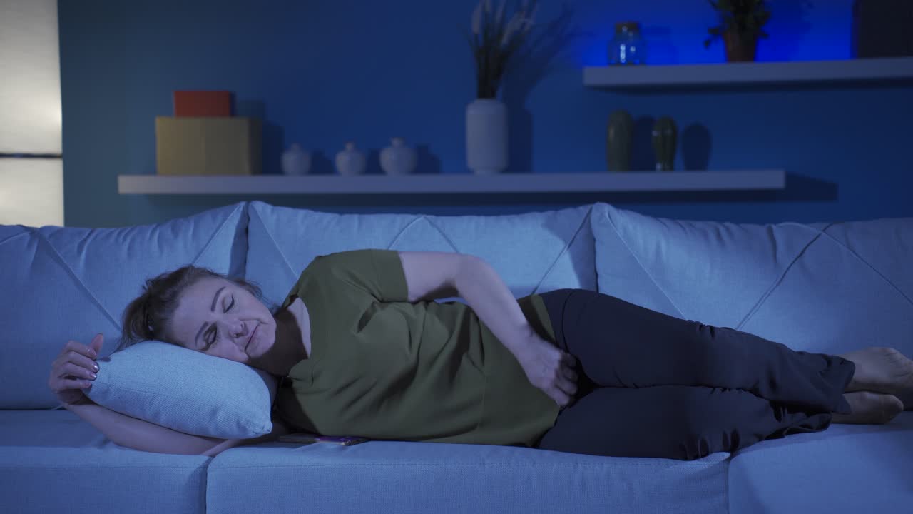 mujer deprimida acostada en el sofá.