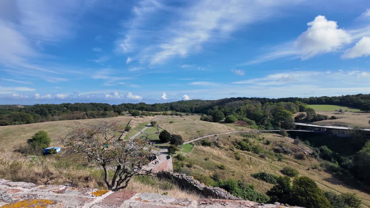 Centro visitatori Hammershus Bornholm Danimarca, in una giornata di sole estiva.