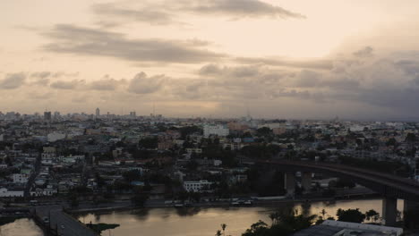 Paisaje-Urbano-De-Santo-Domingo-Y-Los-Puentes-De-Flotante-Y-Ramón-Matrias-Mella-En-La-República-Dominicana