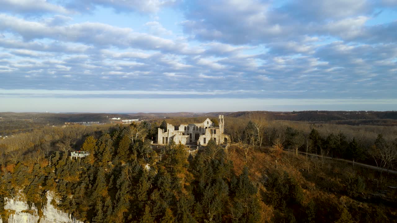 Luftfoto fra Missouri av slottsruiner i landskapet i Ha Ha Tonka delstatspark.