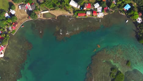 aumento de la vista aérea de los pájaros sobre panamá coral reef island resort laguna turquesa costa - jungla de palmeras