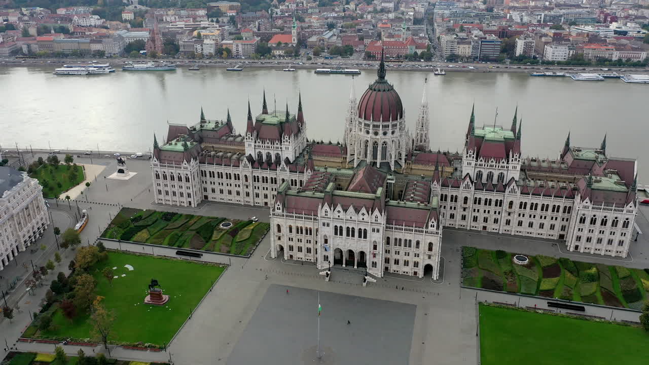 edificio del parlamento desde el exterior en vista de drones de budapest