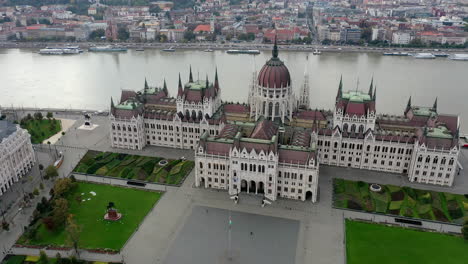 Edificio-Del-Parlamento-Desde-El-Exterior-En-Vista-De-Drones-De-Budapest