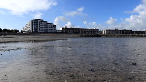 Paseo-De-La-Bahía-De-Morecambe-Desde-La-Playa-Con-Nubes-Y-Cielo-Azul