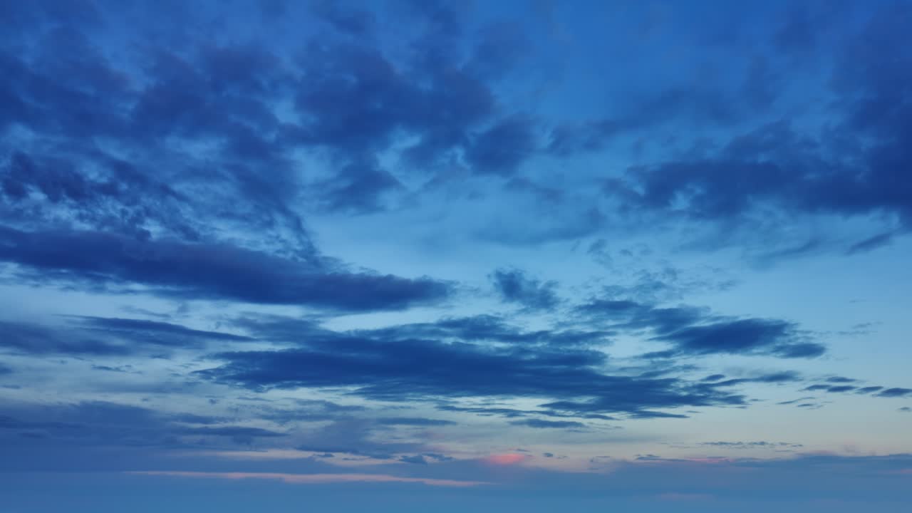 nubes en el dramático cielo del atardecer