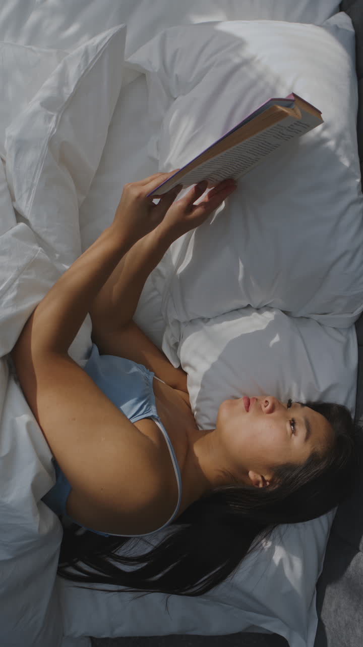 mujer leyendo un libro en la cama