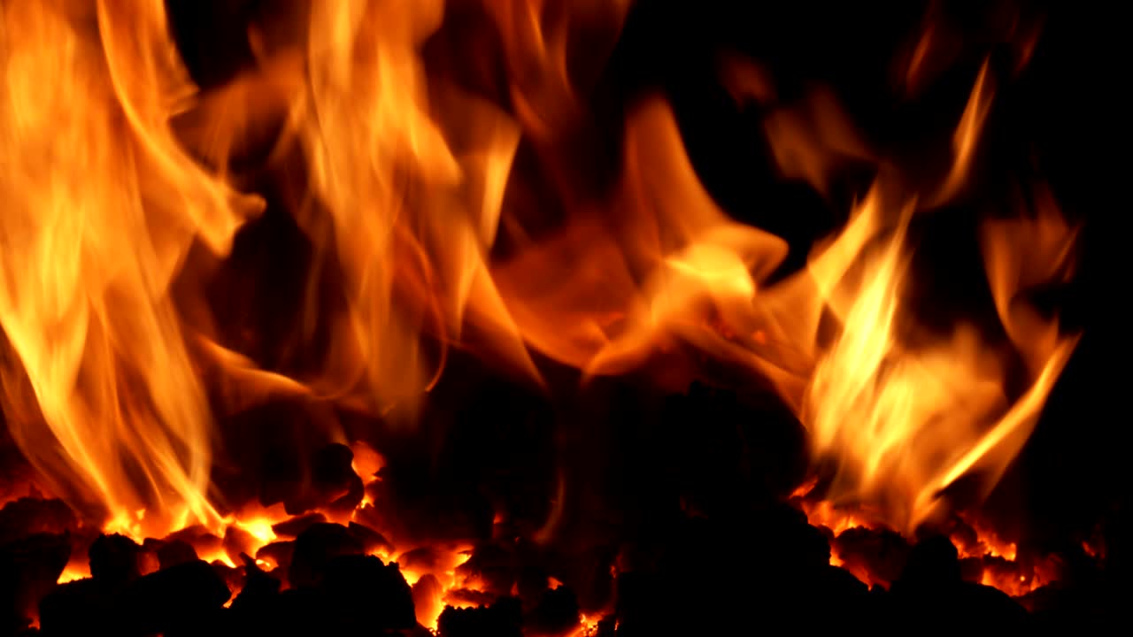 fuego de carbón quemando como el calor del volcán video