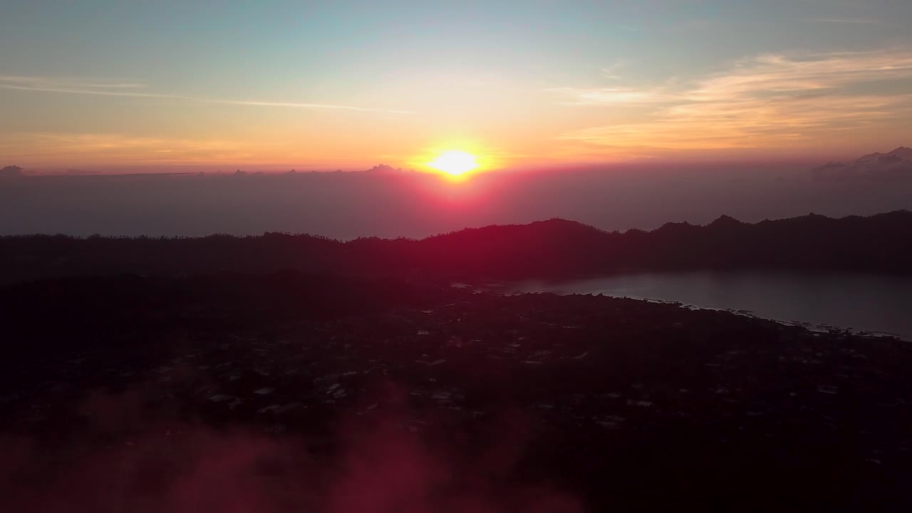 바투르 산에서 해가 뜨고 구름이