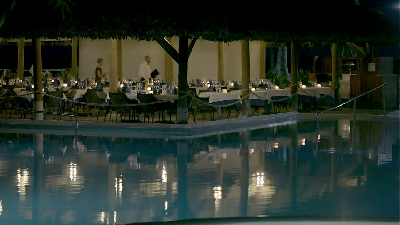 저녁에 리조트의 수영장 근처에 있는 레스토랑