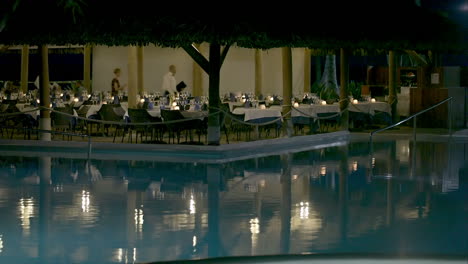 Restaurante-Junto-A-La-Piscina-Del-Resort-Por-La-Noche.