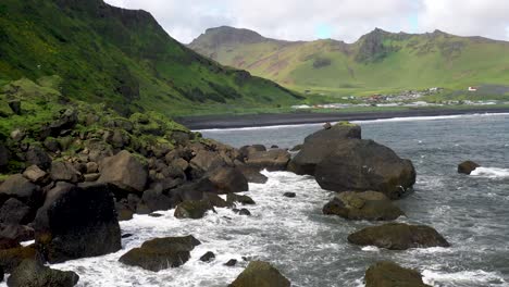 Vik,-Costa-De-Islandia-Con-Olas-Rompiendo-En-Las-Rocas-Con-Video-De-Drones-Avanzando-A-Través-De-Las-Rocas