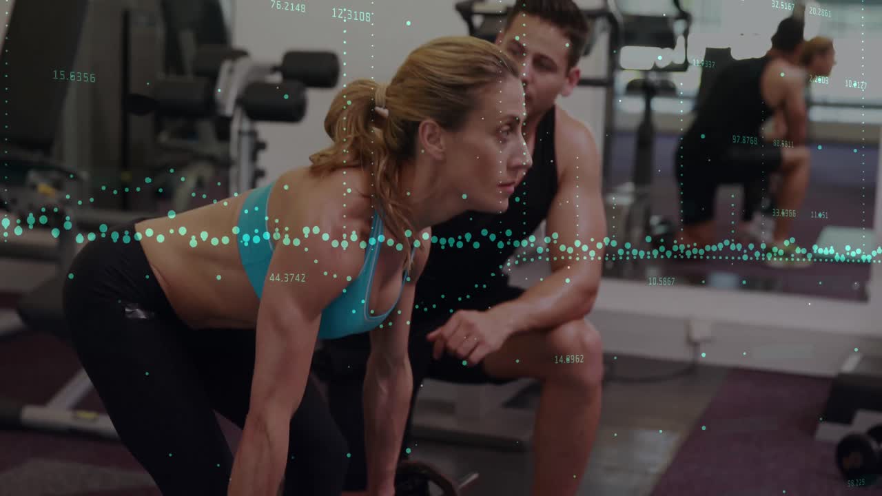 체육관에서 여성에게 데드리프트를 훈련시키는 백인 남성 트레이너에 대한 데이터 처리의 애니메이션