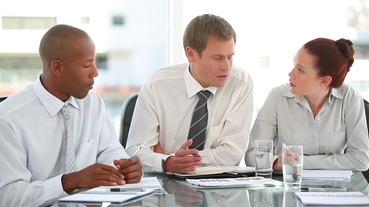 비즈니스 그룹이 함께 메모를 작성하는 것