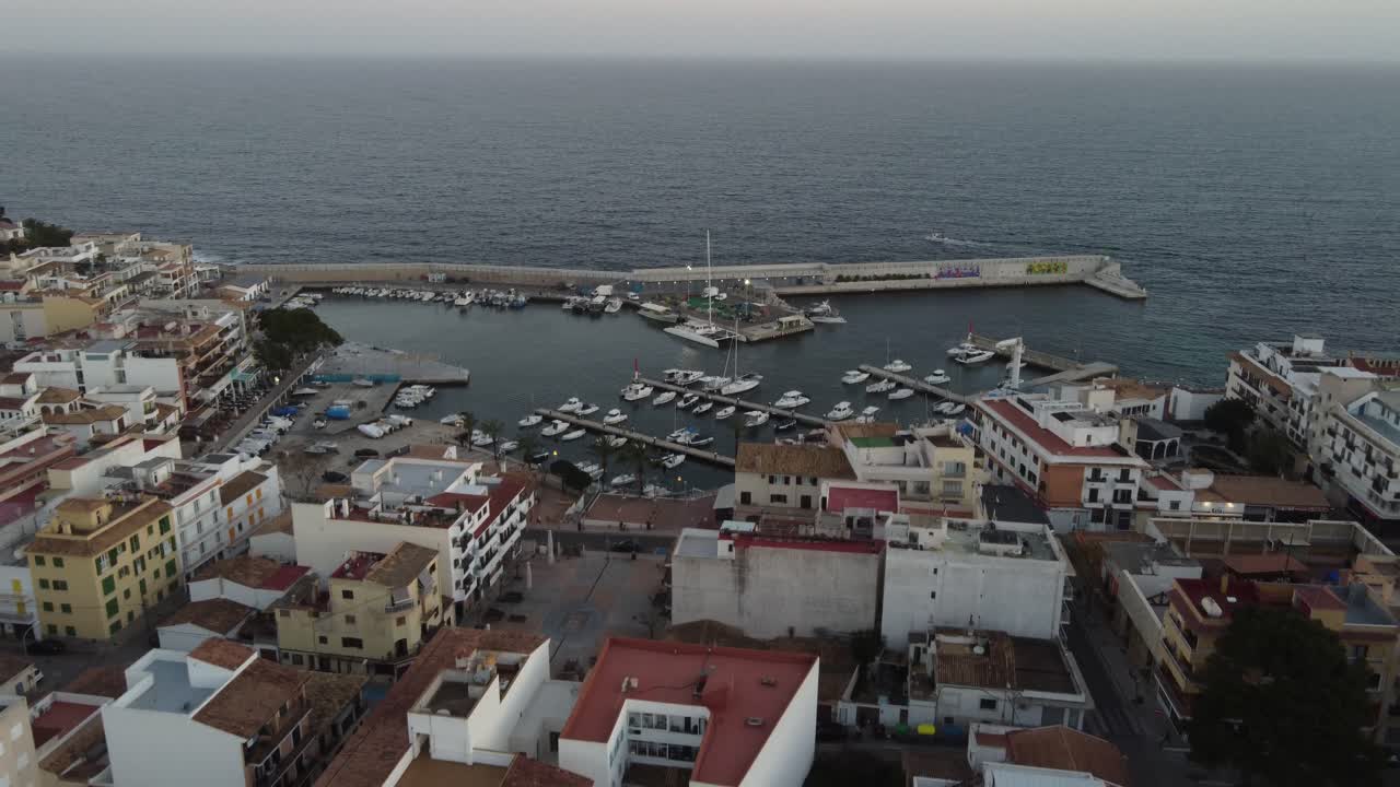 Vista aérea del pueblo de Cala Rajada al anochecer, Mallorca, España