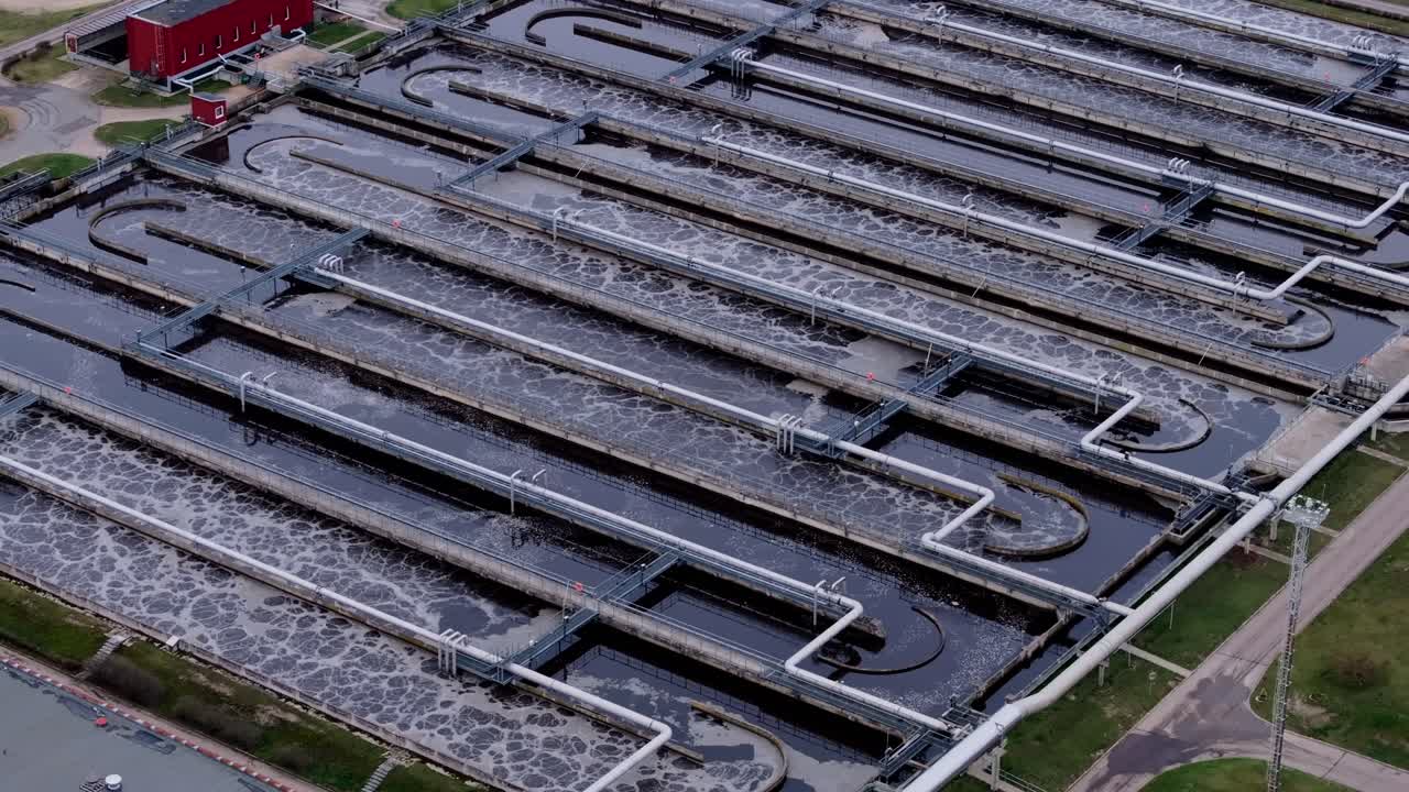 planta de tratamiento de aguas residuales, mostrando sistemas innovadores de limpieza de agua, 4k