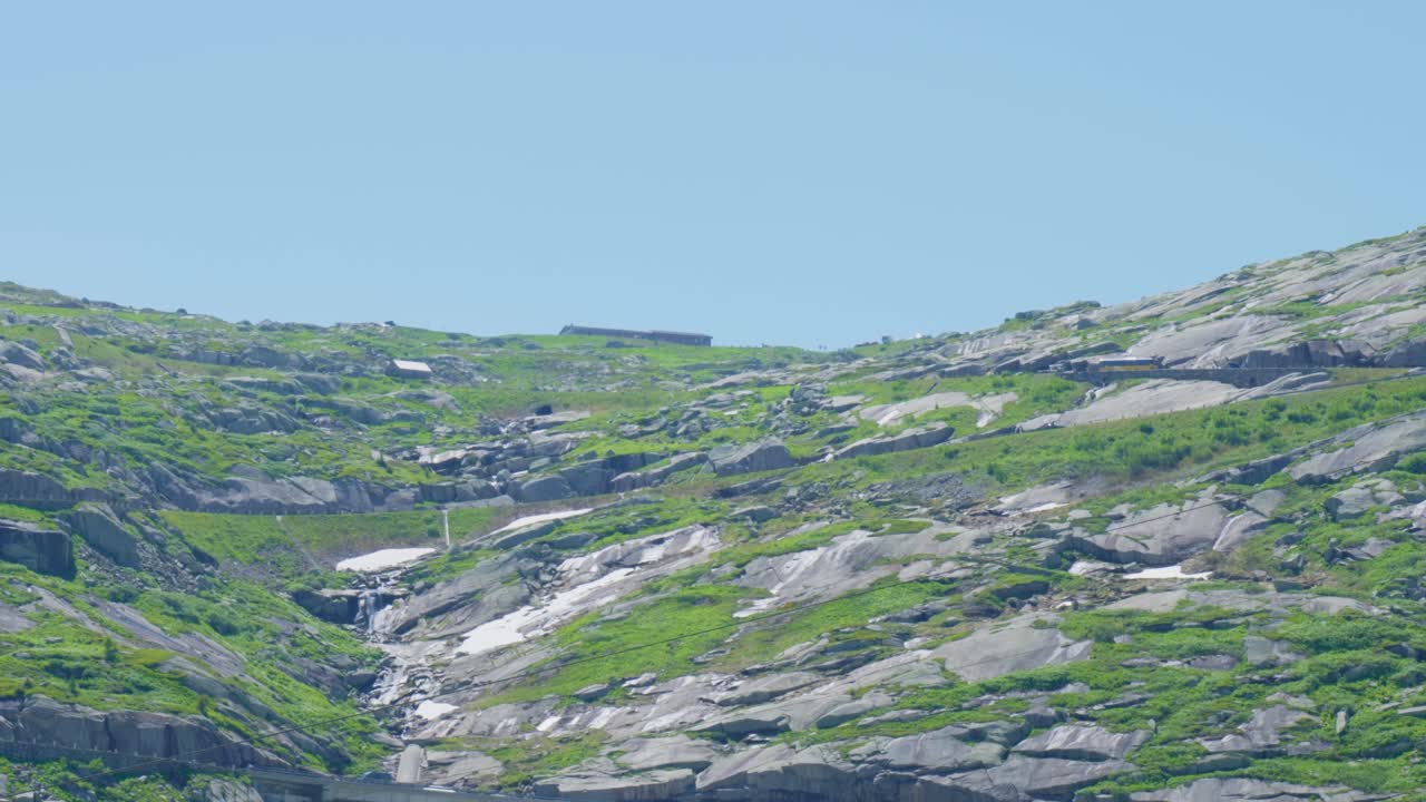 스위스 의 가파른 산길 을 올라가는 자동차 들