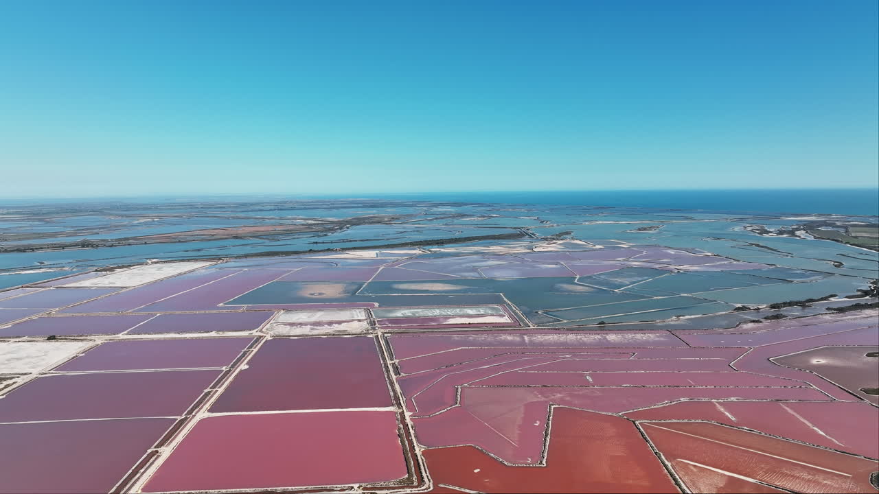 Glimtende lyserøde vidder af Aigues-Mortes' Salin du Midi set ovenfra