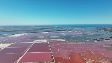 Glitzernde-Rosafarbene-Flächen-Des-Salin-Du-Midi-Von-Aigues-Mortes-Von-Oben.