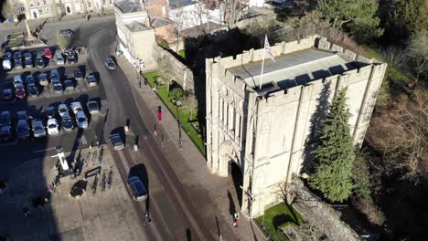 La-Puerta-De-La-Abadía-Es-Un-Monumento-Histórico-Y-Una-Entrada-A-Los-Jardines-De-La-Abadía-En-Bury-St-Edmunds,-Reino-Unido