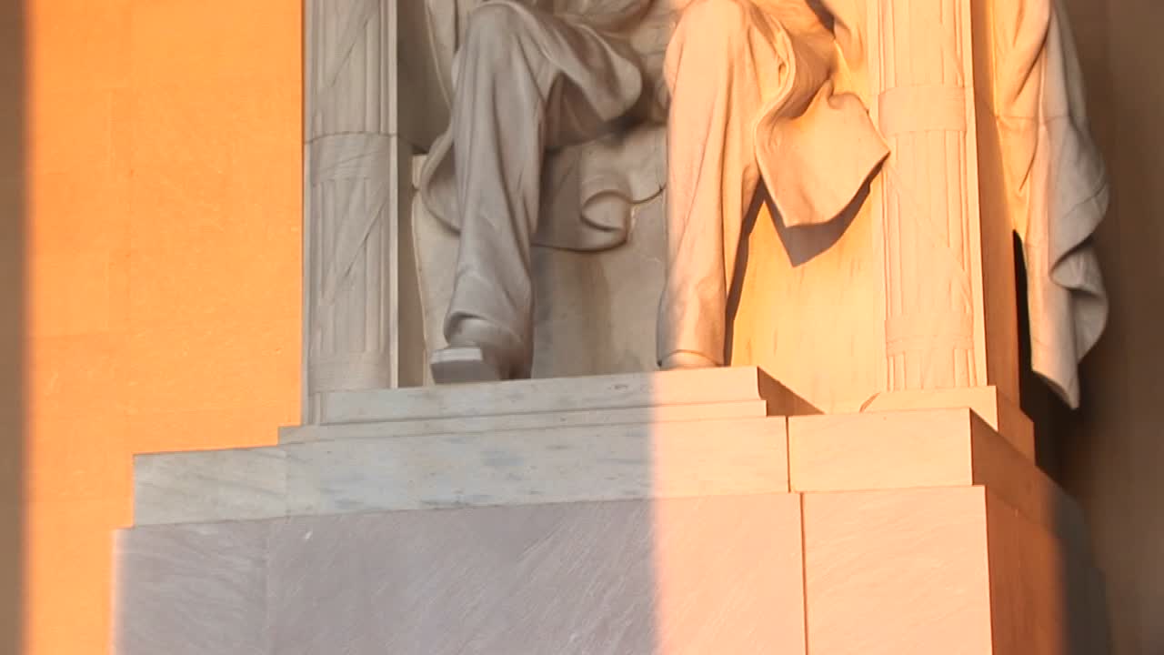 링컨 기념관의 기둥은 내부에서 본 동상에 긴 그림자를 드리운다 1