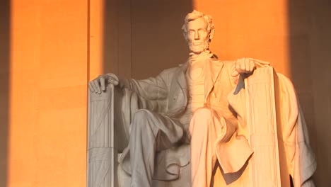 Säulen-Des-Lincoln-Memorial-Building-Werfen-Lange-Schatten-Auf-Die-Statue-Im-Inneren-1