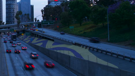 lapso de tiempo de retroceso del tráfico de la carretera al atardecer con estelas de luz
