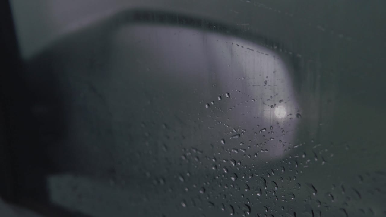 차 안쪽 거울에서 바라보는 모습, 비가 오는 안개 밤 승용차