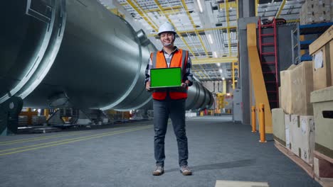 ingeniero en la fábrica con una computadora portátil