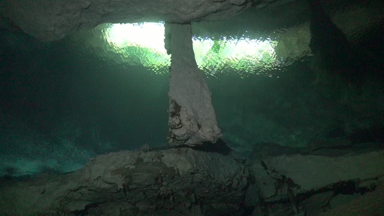 formación rocosa en el cenote submarino chikin ha en yucatán, méxico.