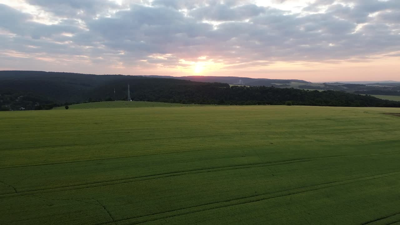 vista de avión no tripulado del amanecer con un cielo nublado mientras se acerca lentamente al sol