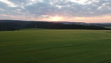 Vista-De-Drones-Del-Amanecer-Con-Un-Cielo-Nublado-A-Medida-Que-Se-Acerca-Lentamente-Al-Sol