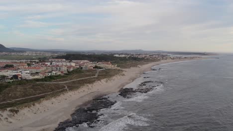 vista aérea de la ciudad costera y la playa