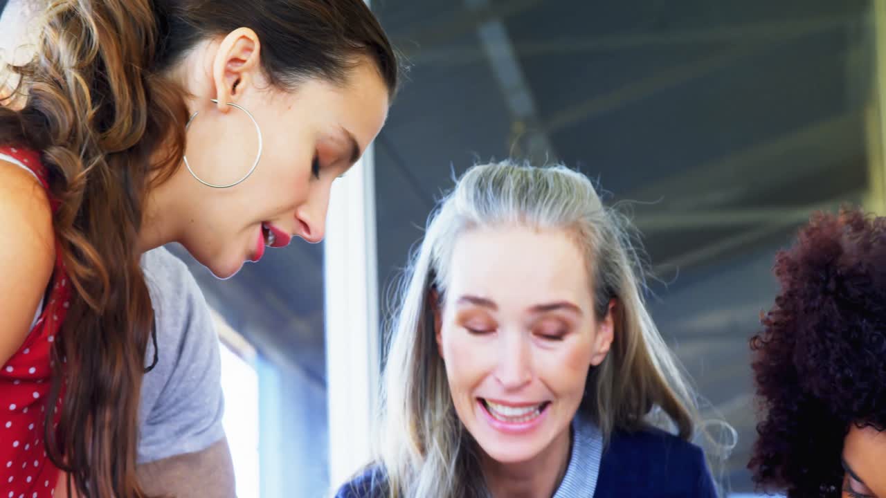 테이블 4k에서 함께 일하는 동료들