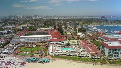 imponentes arquitecturas a lo largo de la bahía de san diego, el hotel victoriano del coronado y la aldea de la playa en california, estados unidos